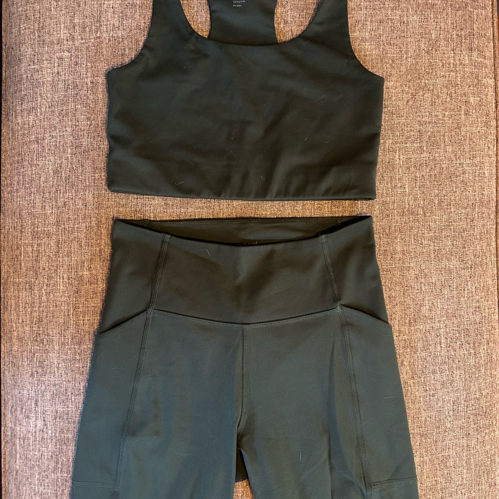 High-Waisted Green Leggings - Picture 4 of 4